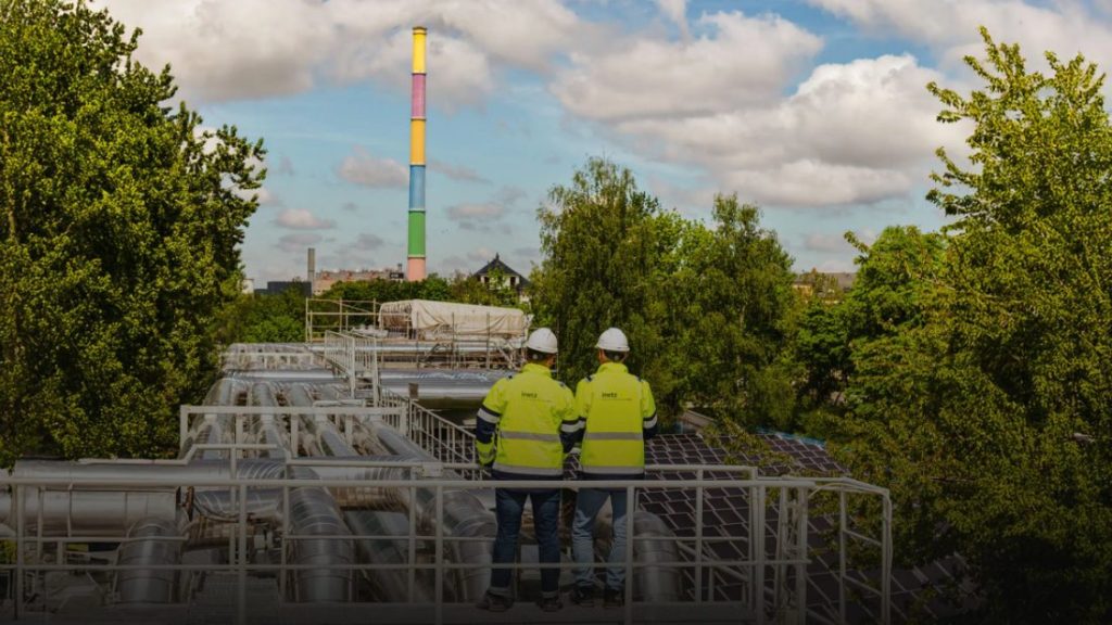 Zwei inetz-Monteure an einer Anlage in Chemnitz
